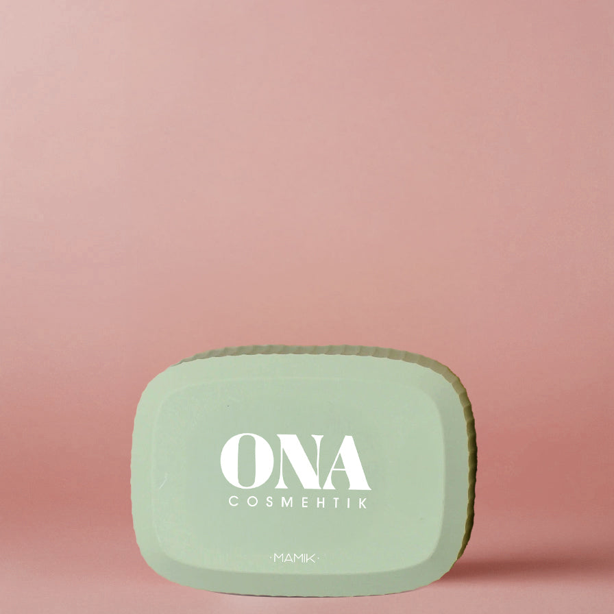 boîte à savon 2 en 1 de la marque Ona Cosmehtik sur fond rose