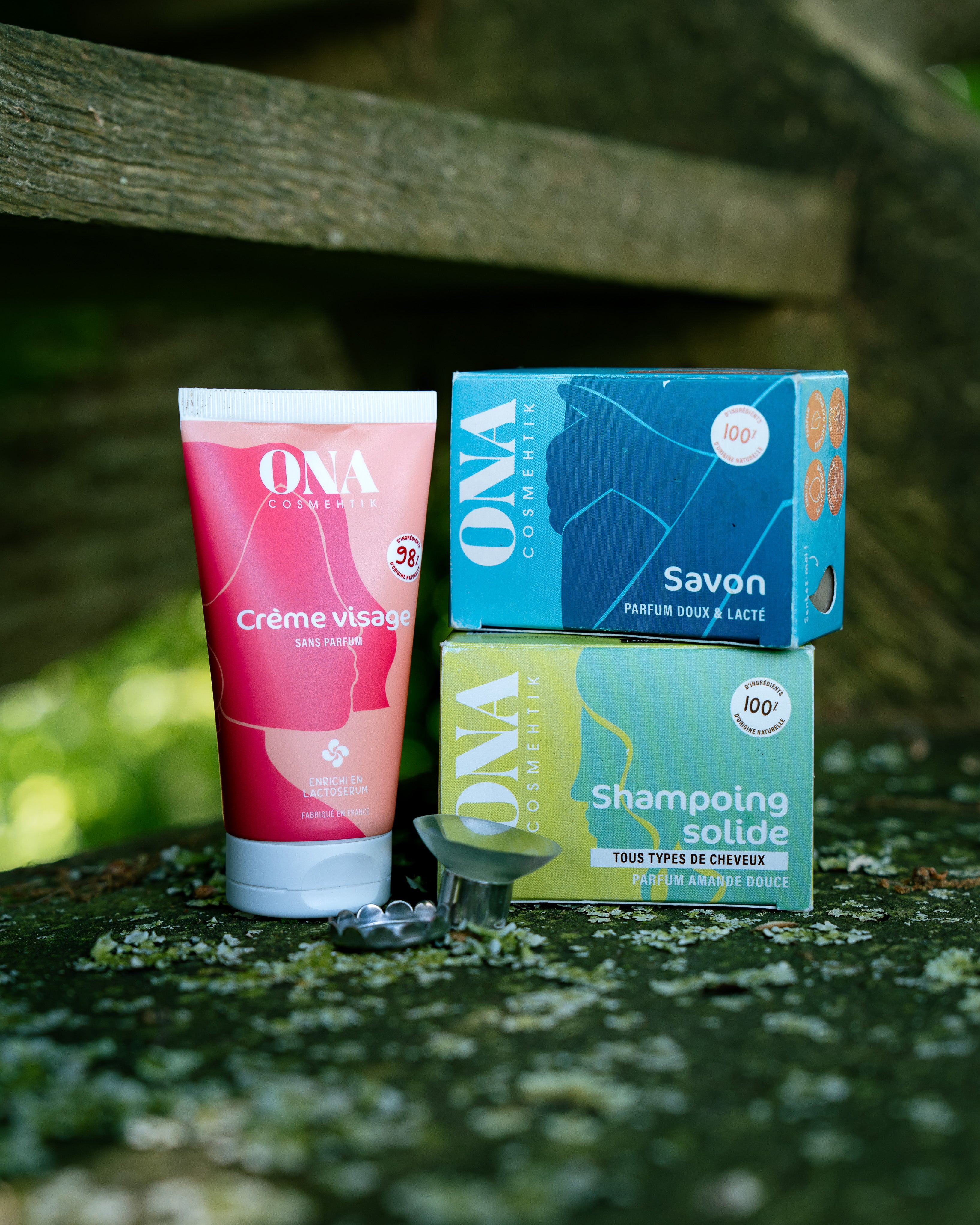 Produits cosmétiques de la marque ONA COSMEHTIK sur un fond bois. 