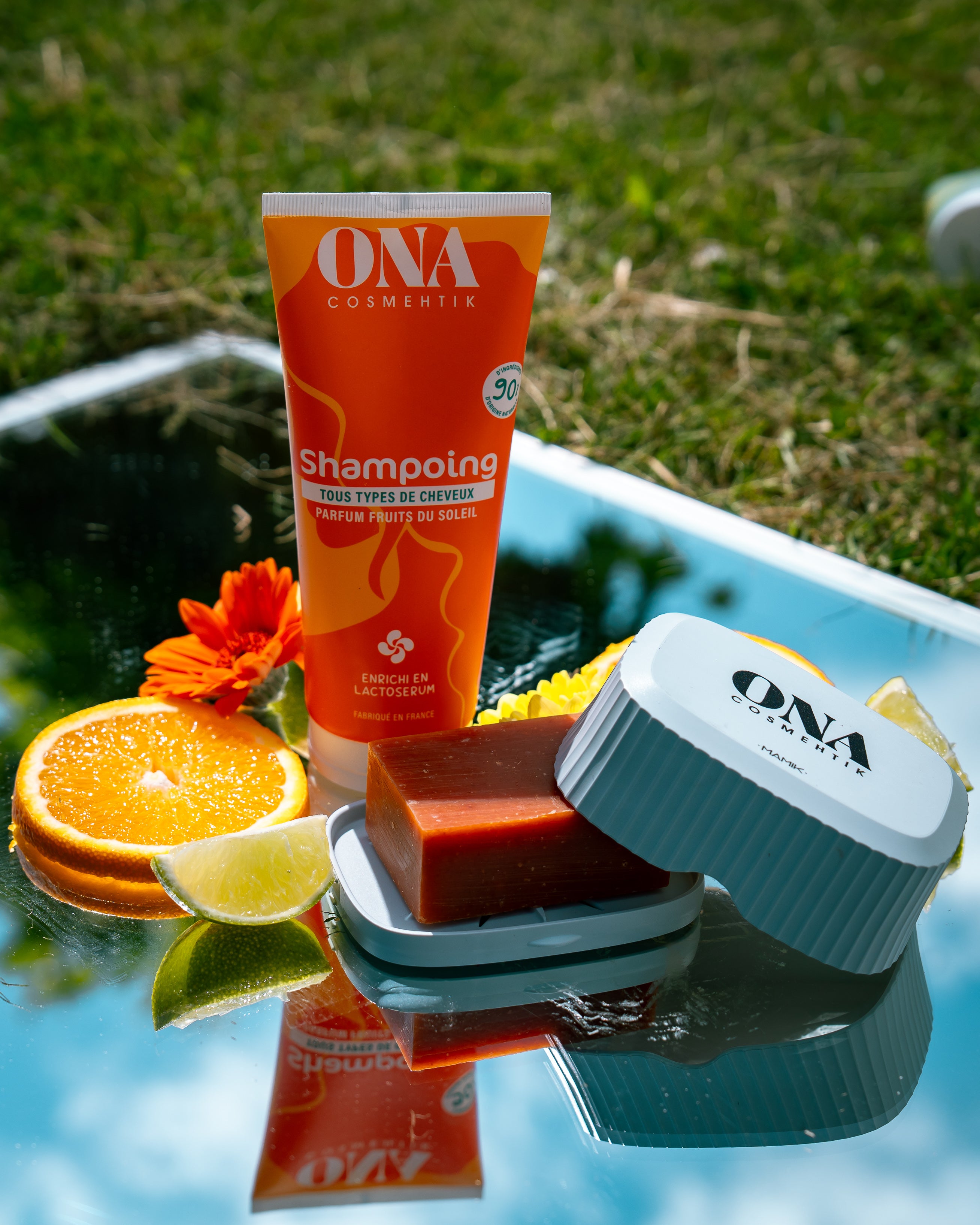 Composition florale de produits de la marque ONA COSMEHTIK.